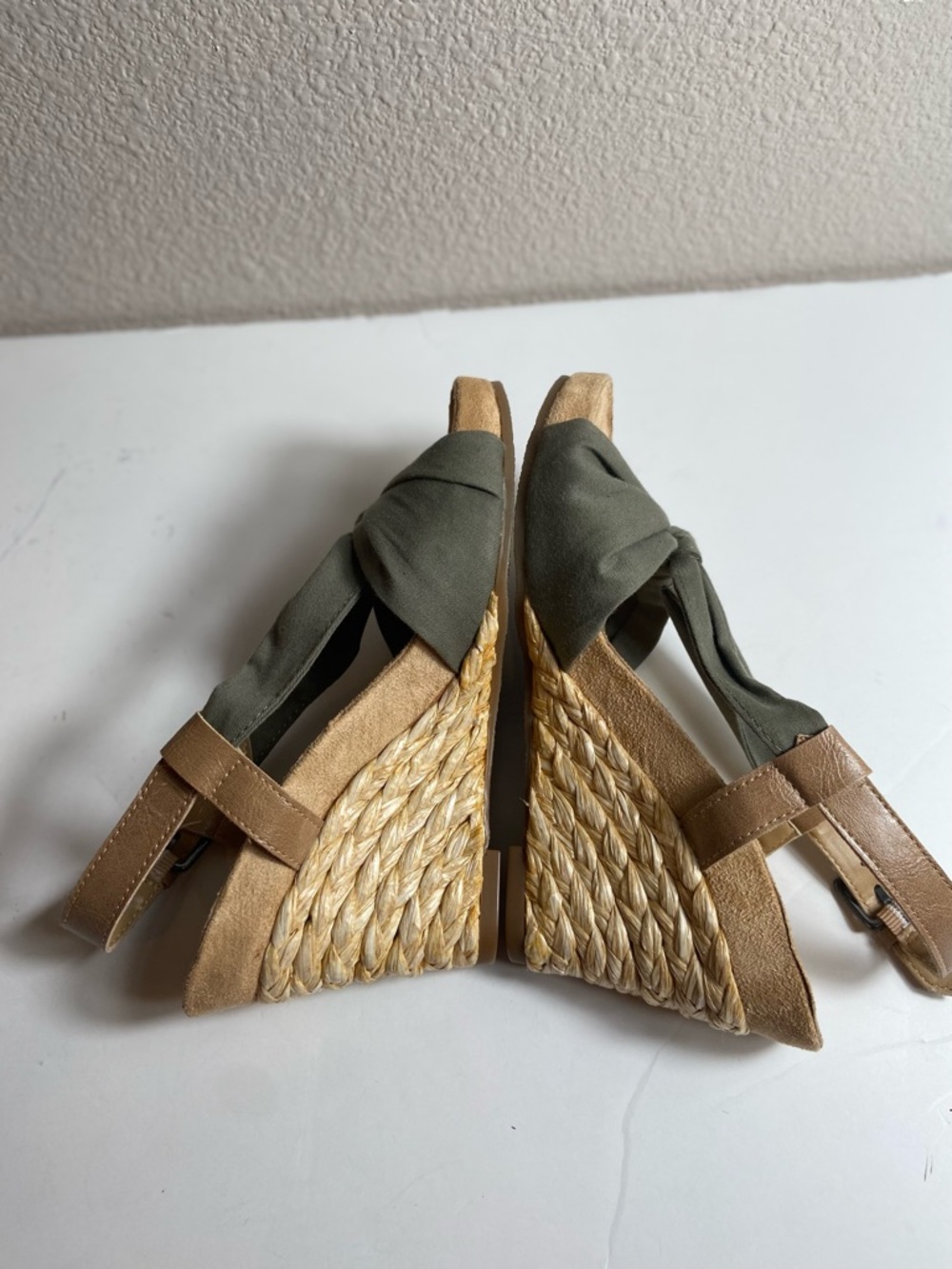 Aerosoles~Earthy~Green~Canvas Fabric~Knotted Design~Rattan~Wedge~Sandal~Size 7 - Picture 6 of 12
